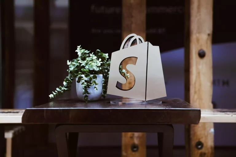 Cách tìm dữ liệu trên 1,2 triệu cửa hàng Shopify