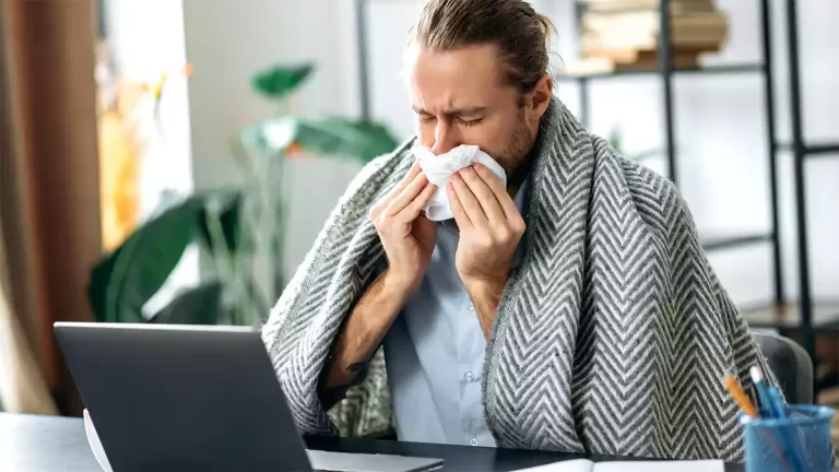 Khi bệnh, bạn nên làm tại nhà hay nghỉ hẳn 1 ngày?