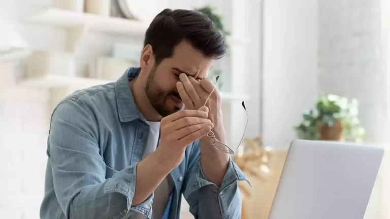4 cách để giữ đầu óc tỉnh táo vào buổi chiều
