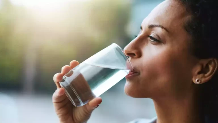 7 mẹo uống nước giúp giải độc và chăm sóc sức khỏe