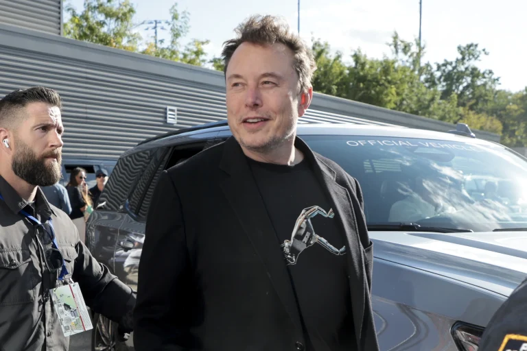 Chatbot mới từ công ty AI của Elon Musk sẽ lộ diện trên ứng dụng riêng