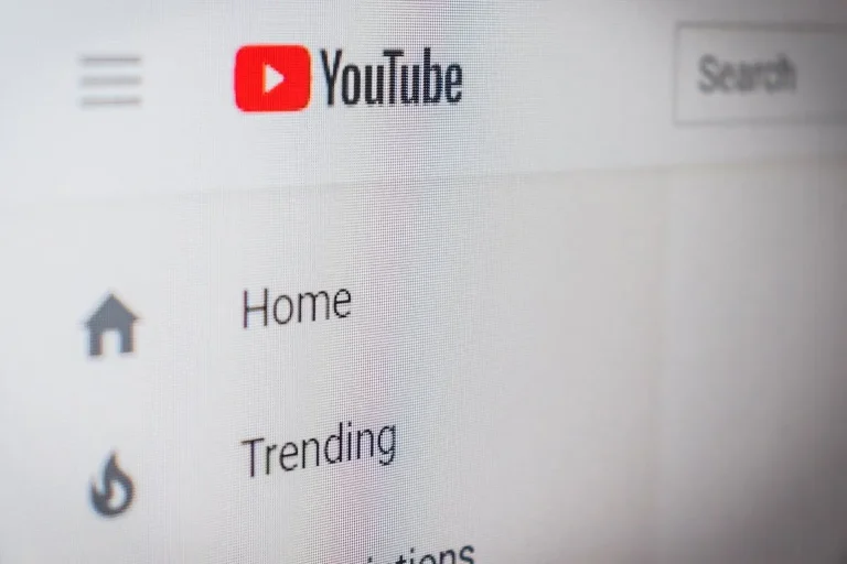 YouTube ứng dụng AI để tự động lồng tiếng video không đổi giọng nói