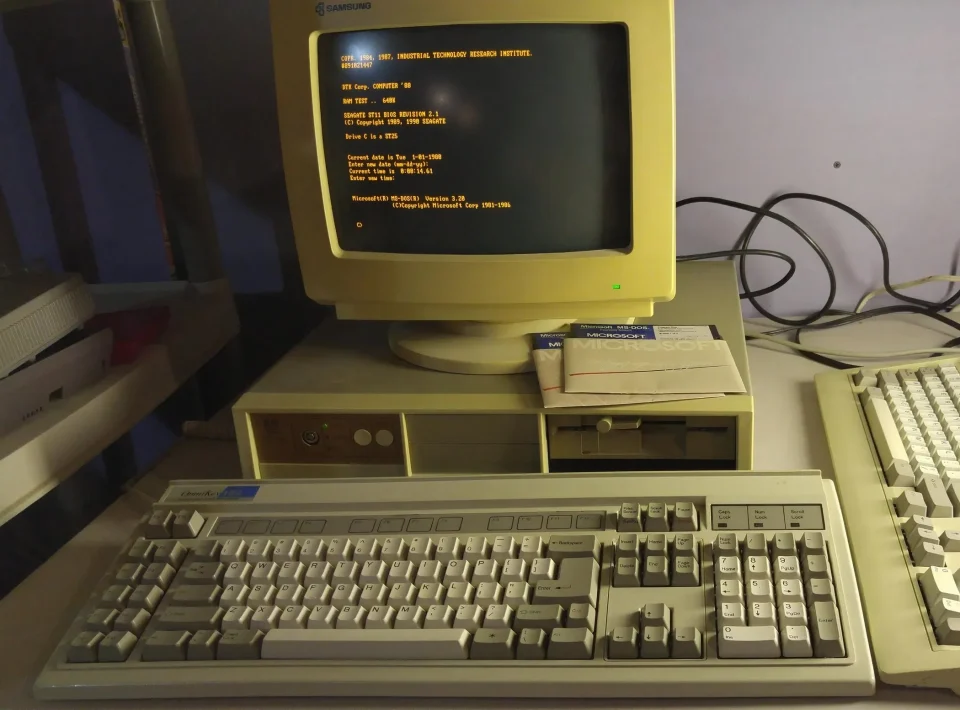 Tái sử dụng màn hình cũ: Tạo ra PC chơi game retro và nhiều hơn nữa