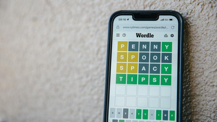 Tất cả những gì bạn cần biết về Wordle trên New York Times 3 Wordle trên màn hình iPhone.