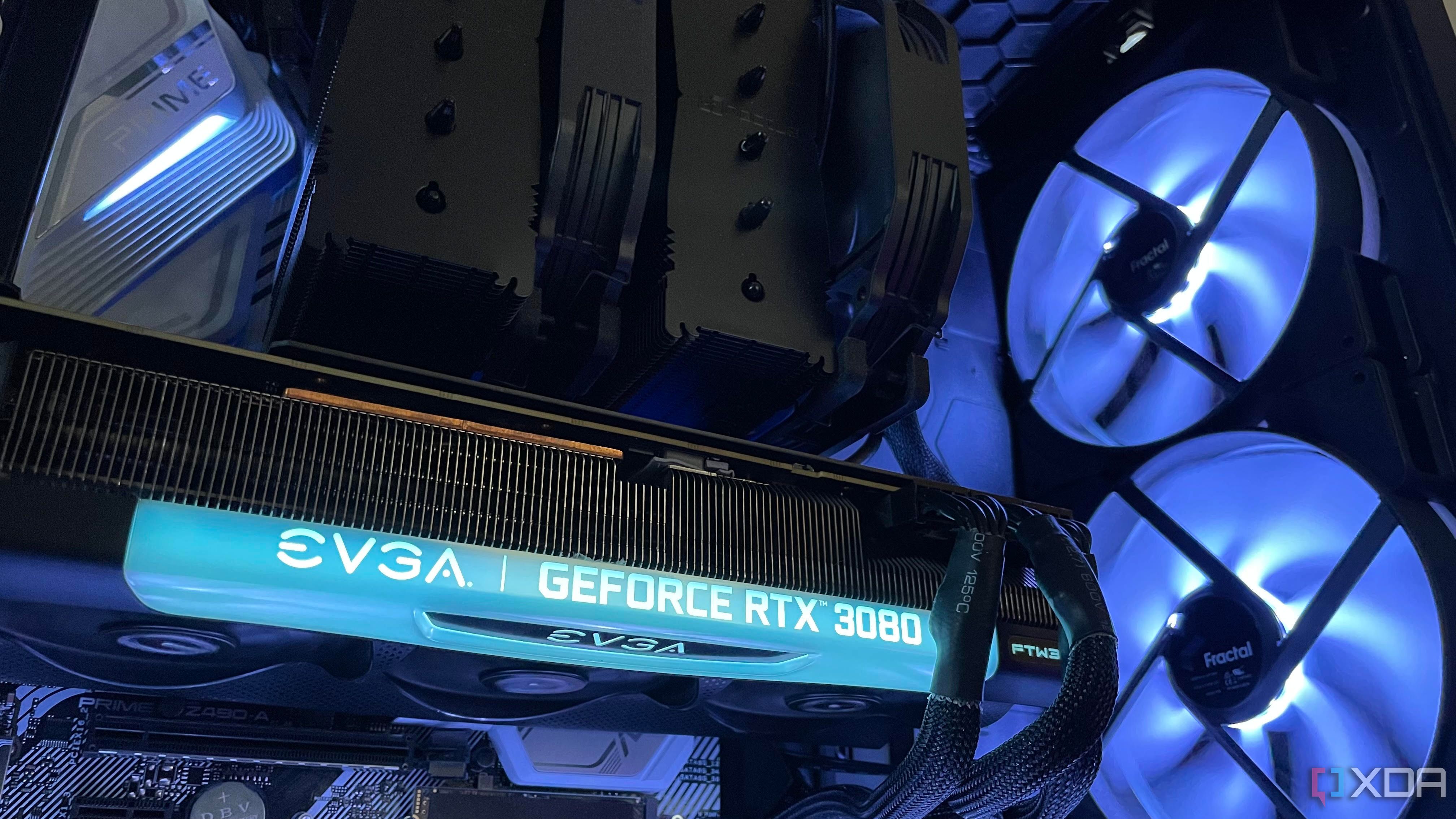 Những điều cần cân nhắc trước khi mua GPU mới 2 Bên trong một bộ PC, với bộ làm mát không khí màu đen, EVGA 3080 và quạt RGB lớn.