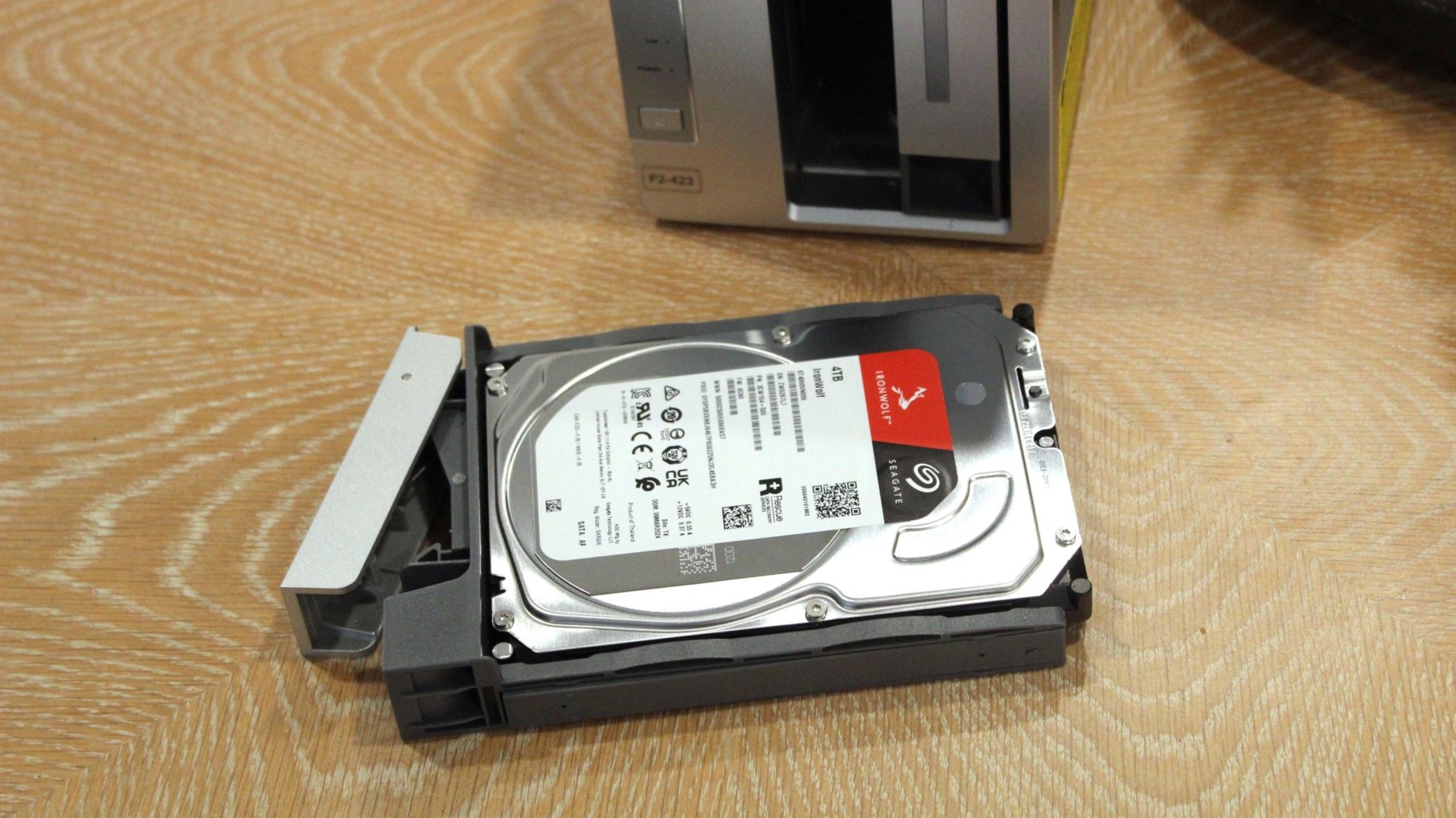 terramaster f2 423 với Seagate HDD trong khung hình